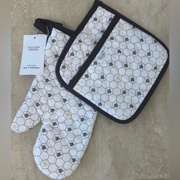 Williams Sonoma Honeycomb Oven Mitt & Potholder Set - Picture 10 of 10
